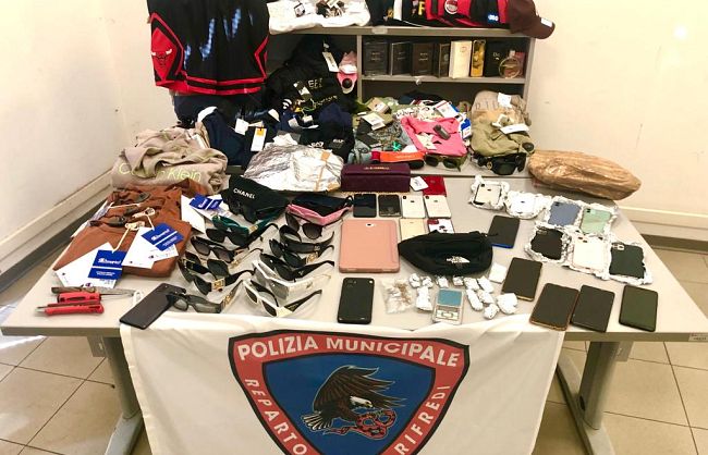 immortalati-mentre-utilizzavano-carte-di-credito-rubate