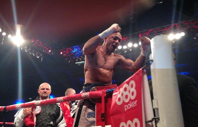 b312150958-la-regina-s-inchina-a-leonard-bundu