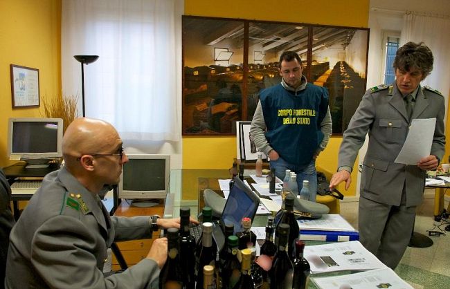 b401101554-polizia-e-forestale-recuperano-bassorilievo-di-benito-mussolini