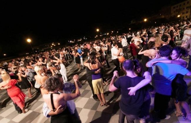 b307041929-a-livorno-scende-la-notte-blu