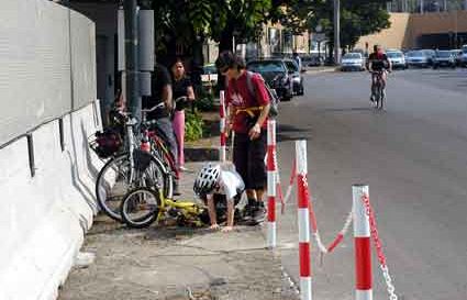 incidenti i ciclisti chiedono il semaforo a chiamata in viale redi