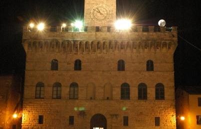 b208161904-toscana-cantine-in-piazza-e-a-tavola