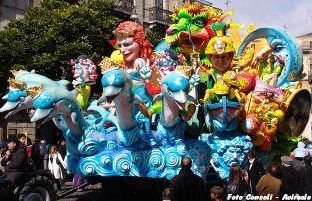 a603011441-carnevale-di-viareggio-la-sfilata-in-notturna-domenica-5-marzo