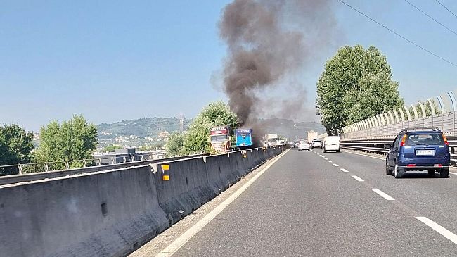 Autocarro in fiamme sulla FiPiLi