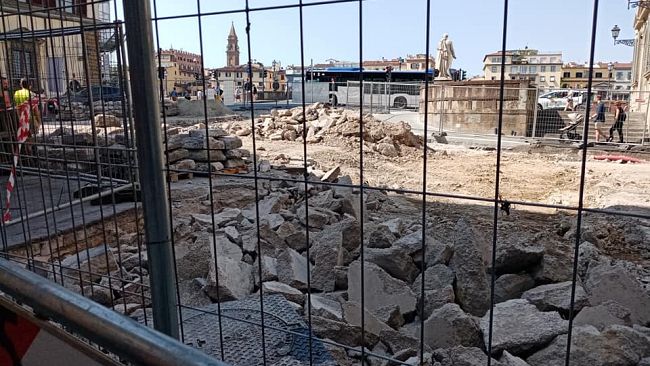 Lavori in piazza Goldoni: serrata di 40 negozi in Borgognissanti