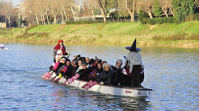 Canottieri Comunali: la Befana vien dall'Arno con 400 calze