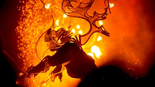 Si indaga i meandri dell’oscurità e i suoi dintorni a Casole D'Elsa (Siena)