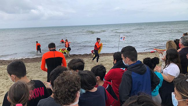 Versilia: cani-eroi salvano due bagnanti