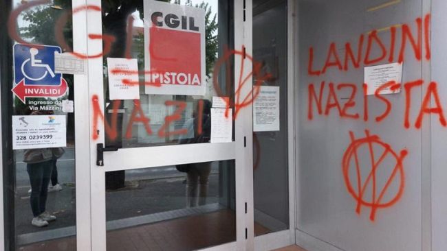 Scritte offensive sui muri della Cgil di Montecatini