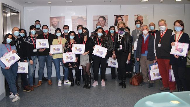 La campagna solidale “Foulard d’Autore” di Regina Schrecker al MAD Lab di TL