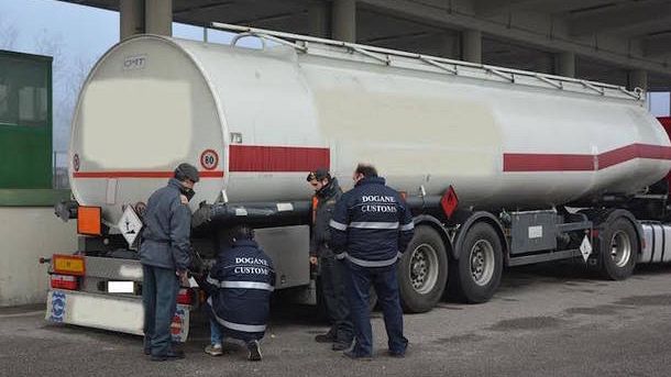 Gasolio non conforme, maxi sequestro in Toscana