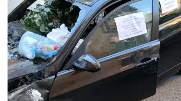 Rimossa la carcassa di auto incendiata in via Bellini