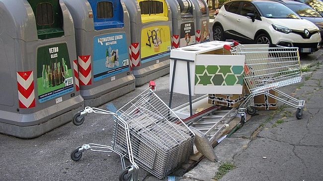 Abbandonano di tutto vicino ai cassonetti, multa di 600 euro a chi viene beccato