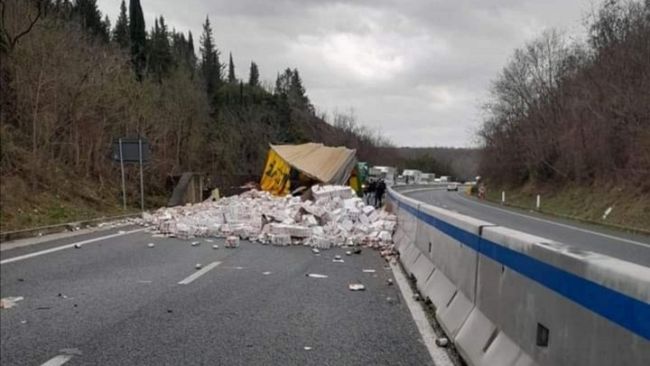 Tir perde carico sulla Firenze - Siena, rimorchio ribaltato 