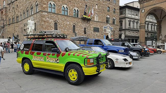 Piazza Signoria, 9 auto in sosta vietata: 548 euro di multa