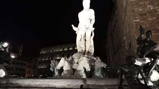 Turista sale di notte sul Biancone e danneggia la statua