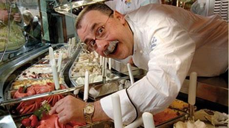 San Gimignano, Dondoli in piazza con il gelato vintage ed è bagarre