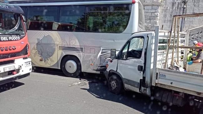 Incidente sui viali, lunghe code nel primo pomeriggio 