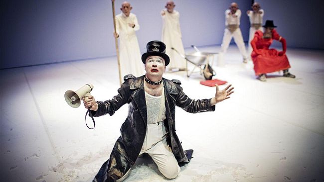 Ubu Roi: il teatro non convenzionale di Roberto Latini