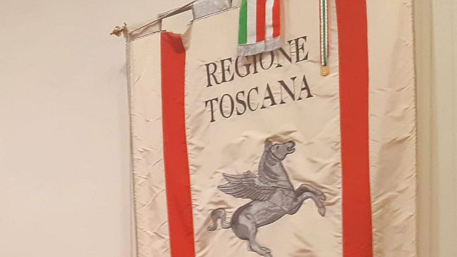 Mai più fascismi: il gonfalone della Toscana a Roma
