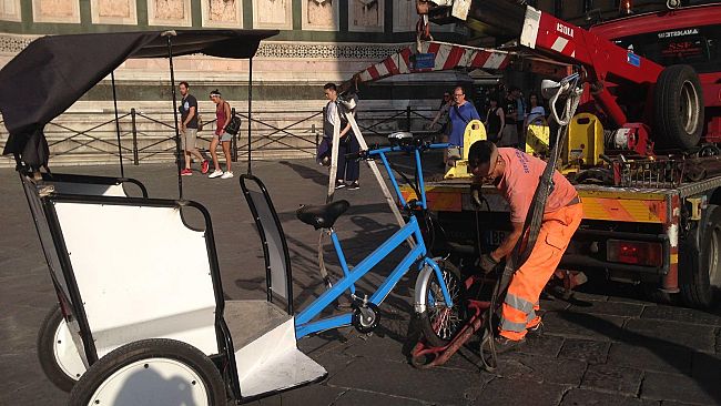 Risciò e velocipedi a Firenze: arriva il carro attrezzi, rimozioni al Duomo  