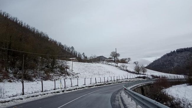Befana con la neve in collina, occhio Toscana