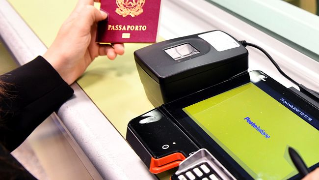 poste-italiane-taglia-il-traguardo-dei-100mila-passaporti