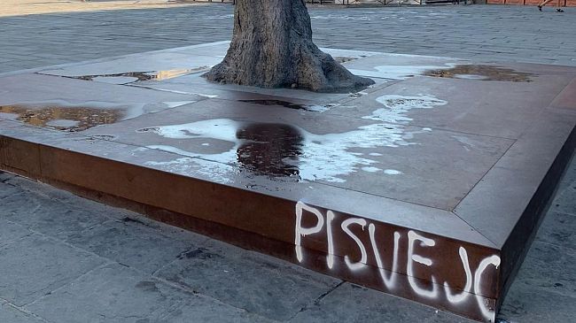 Piazza Signoria: imbrattato l’Albero del Paradiso di Penone
