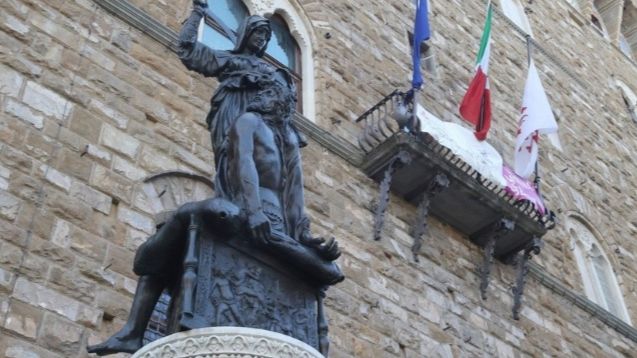 Piazza Signoria, la Giuditta restaurata è tornata al suo posto