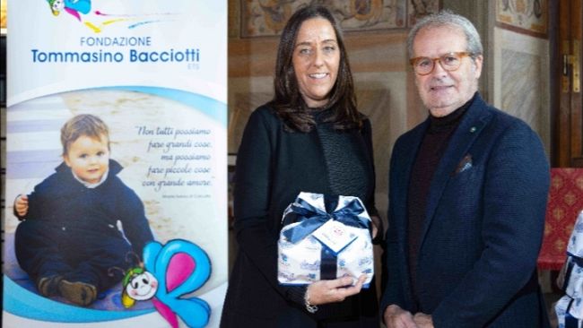 Fondazione Bracciotti, consegnato il panettone alla sindaca 