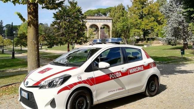 Firenze, cani senza guinzaglio nelle aree verdi: multati i proprietari