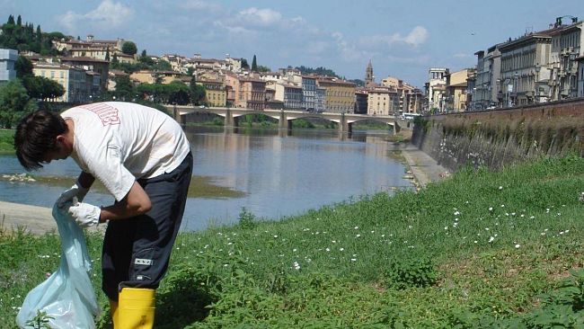 I detentuti ripuliscono l'Arno