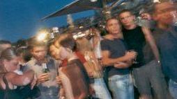 Metti uno sconosciuto a cena<BR>Una serata che sta diventando un fenomeno di costume