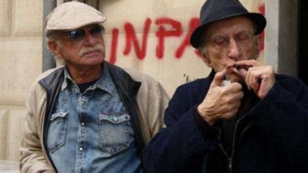 ‘Una canzone per il paradiso’, viaggio nella Genova di Don Gallo