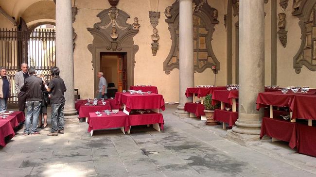 Danneggiata l'installazione dell'artista Qiu Yi