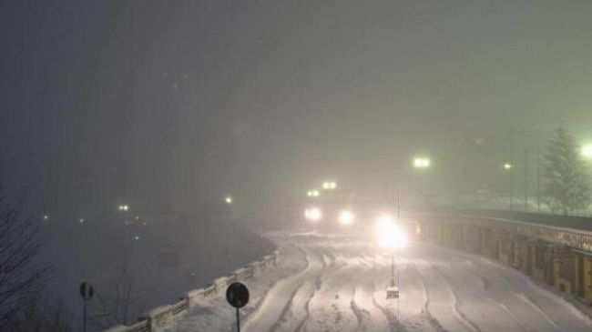 Nevica sul passo della Consuma. Rischio ghiaccio nella mattinata di sabato
