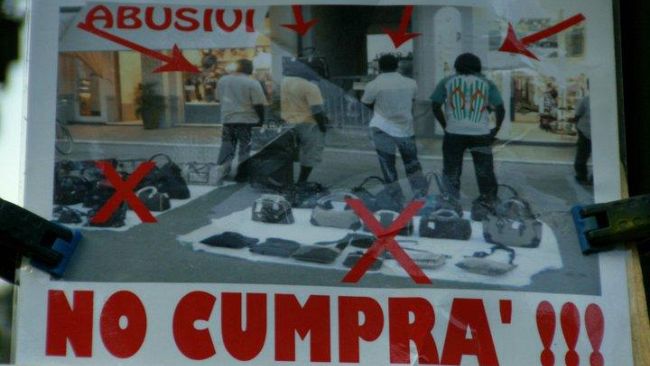 Mercato di San Lorenzo: volantini offensivi contro i Vu' Cumprà