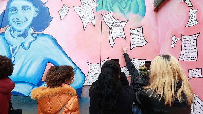Firenze, la street art celebra Anna Frank