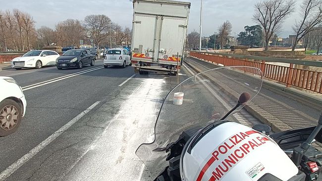 Camion in panne, traffico in tilt sul Ponte alla Vittoria