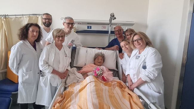 Operata al femore a 105 anni: in piedi dopo pochi giorni