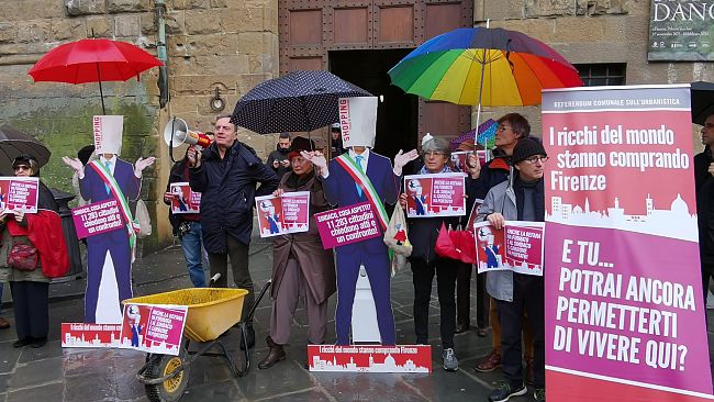 Firenze: una carriola di carbone per il sindaco Nardella e la giunta