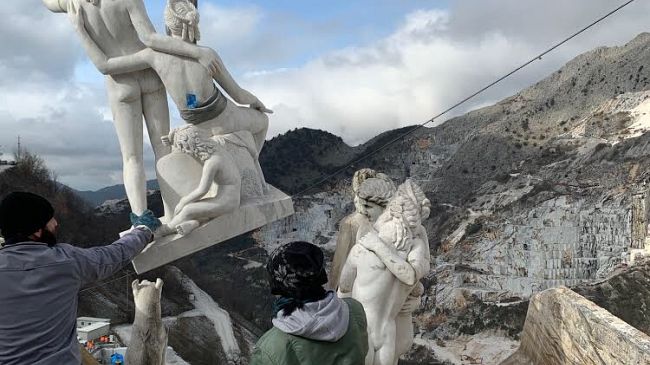 Carrara: statue in marmo rotolano giù dalle cave per diventare opere d'arte
