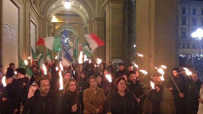 Terrorismo islamico: fiaccole in piazza della Repubblica per dire no ai tagliagole