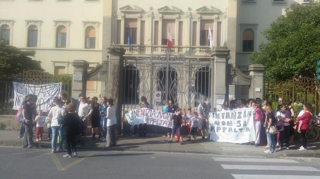 Scuola in appalto a coop e privati, a Firenze protestano i genitori
