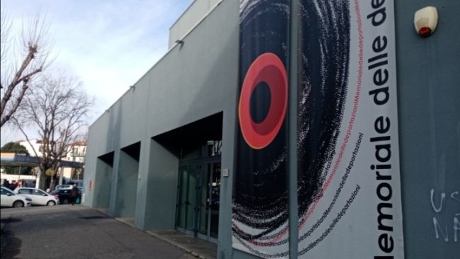 Auto sfonda la porta del Memoriale delle Deportazioni