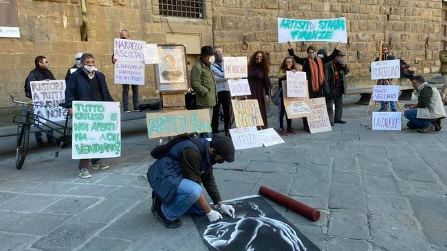 Artisti e mestieri di strada oggi di fronte a Palazzo Vecchio