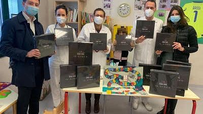 Scatole con il gioco dell'oca donate ai bambini ricoverati