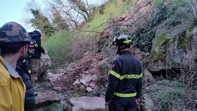 Frana parete rocciosa, due palazzine evacuate a Tavarnuzze