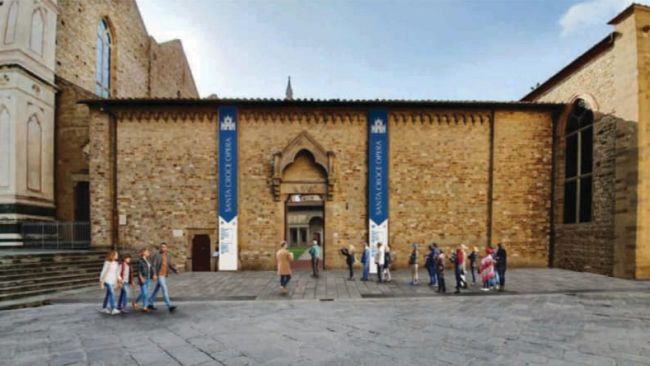 Cenacolo di Santa Croce: marciapiede più ampio davanti all'ingresso