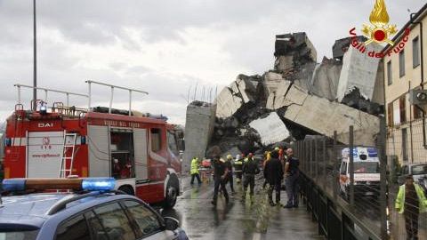Crollo a Genova, ricerche in corso: vittime toscane tra le macerie del viadotto